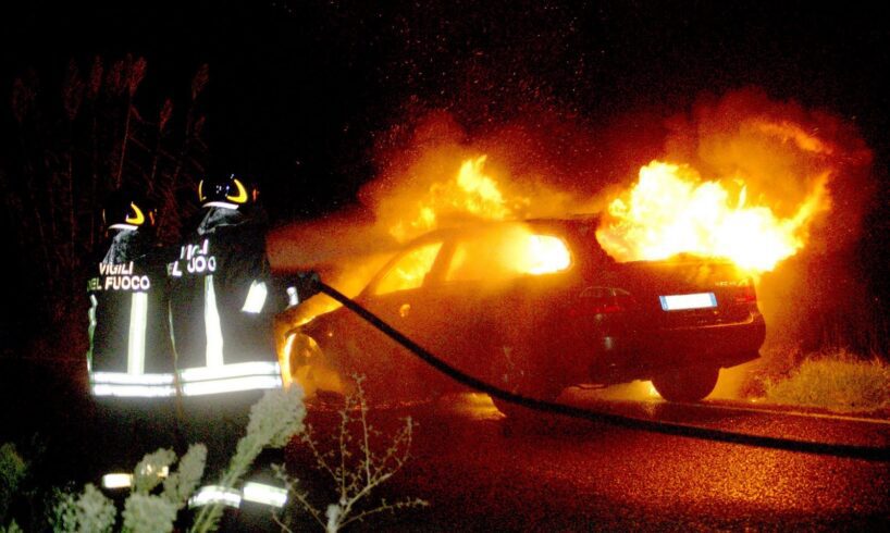 Adrano, incendia auto sotto lo ‘sguardo’ della videosorveglianza: denunciato 31enne
