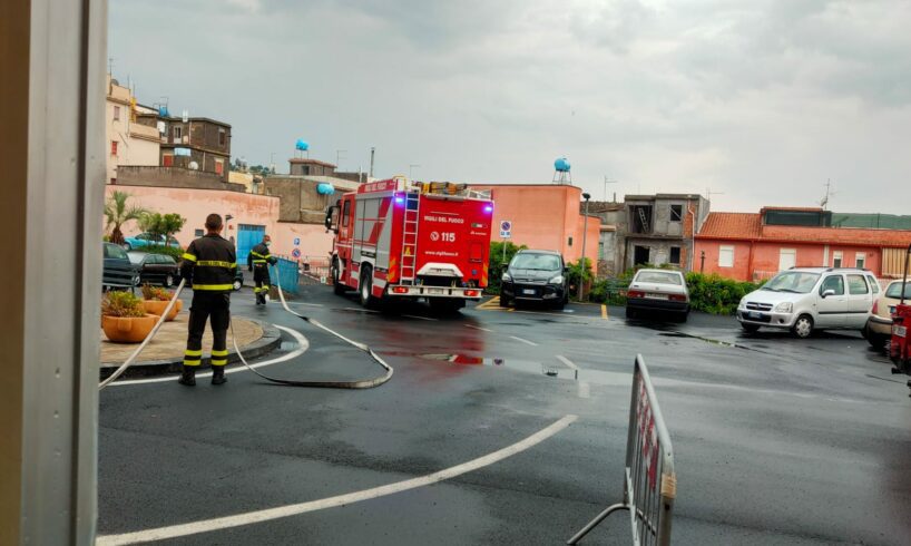 Bronte, la pioggia rischia di allagare il Pronto Soccorso: intervento di operatori e Vigili del Fuoco