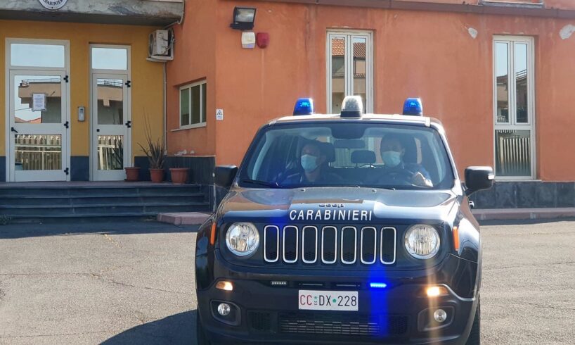 Adrano, 74enne va a rifugiarsi nella caserma dei carabinieri: il figlio lo minaccia per avere i soldi della droga