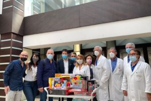 Catania, gli “Sprizzati” di Antenna Uno portano i giocattoli ai piccoli degenti del ‘Garibaldi Nesima’: con loro l’on. Galvagno