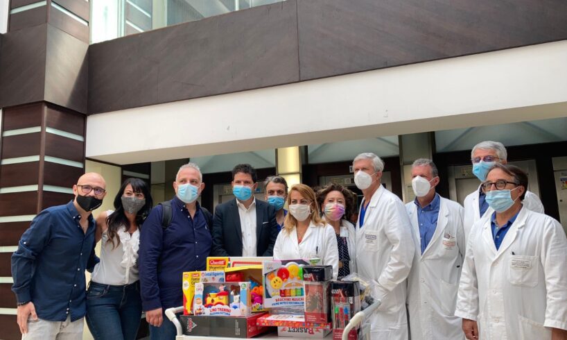 Catania, gli “Sprizzati” di Antenna Uno portano i giocattoli ai piccoli degenti del ‘Garibaldi Nesima’: con loro l’on. Galvagno