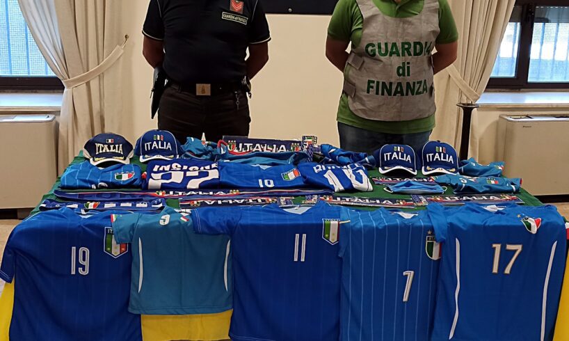 Catania, al fischio d’inizio di ‘Euro 2020” scatta maxi sequestro di magliette e gadget della Nazionale di calcio: un denunciato