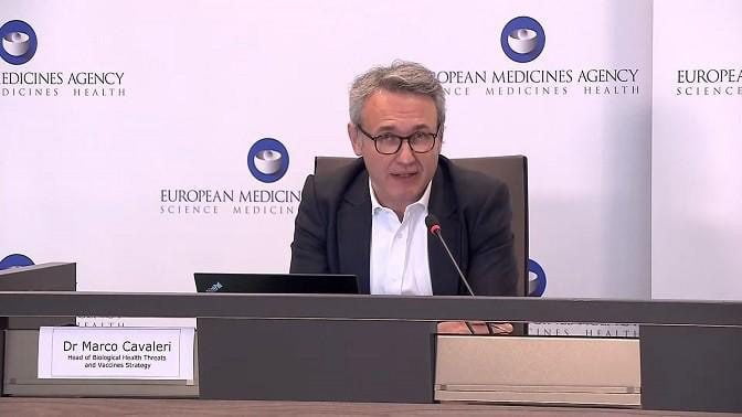 Covid, Cavaleri (Ema): “Meglio vietare AstraZeneca a tutti. Riservare J&J agli over 60”