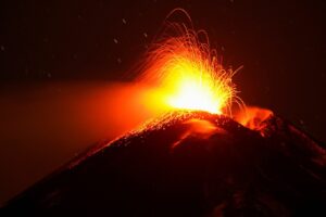 Etna, spettacolare fontana di lava al calar della sera: due trabocchi lavici