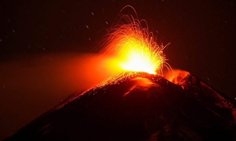 Etna, spettacolare fontana di lava al calar della sera: due trabocchi lavici