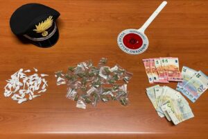 Misterbianco, spacciatore 20enne offre droga a carabiniere in borghese: arrestato in flagranza