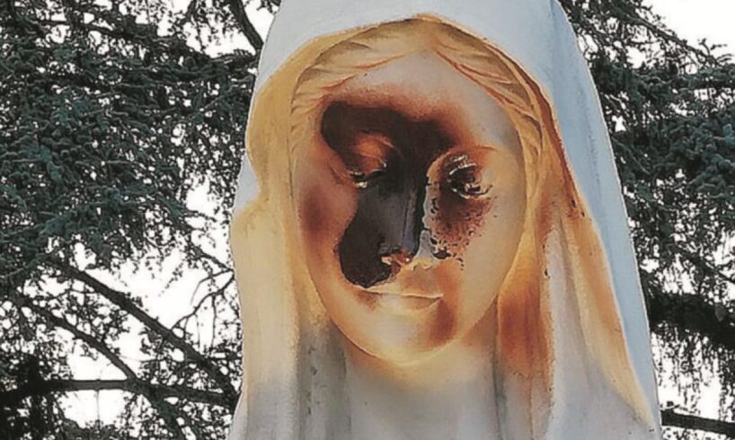 Tremestieri Etneo, sarebbero state 3 ‘teste vuote’ a imbrattare la statua della Madonna di Medjugorje: tutti minorenni