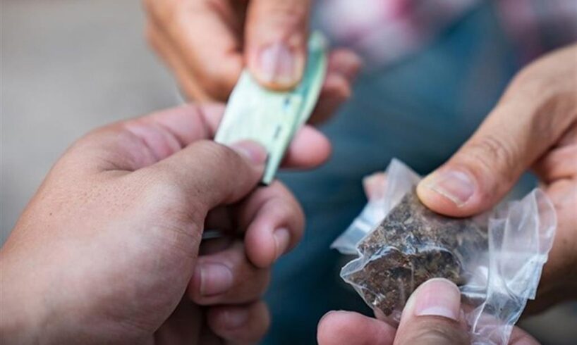 Adrano, Polizia denuncia spacciatore minorenne: trovato in possesso di 10 g di marijuana