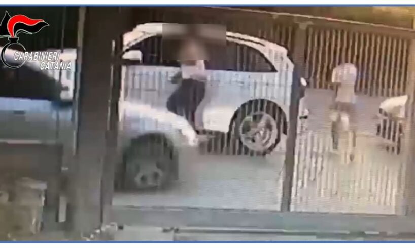 Palagonia, tenta di investire con l’auto il cognato: quest’ultimo lo prende a coltellate. Entrambi arrestati (VIDEO)