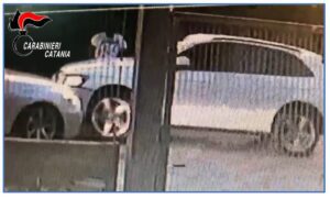 Palagonia, tenta di investire con l’auto il cognato: quest’ultimo lo prende a coltellate. Entrambi arrestati (VIDEO)