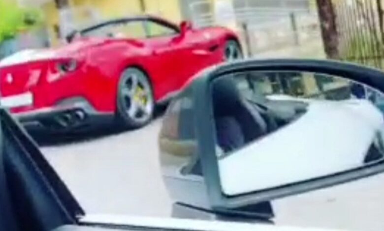 Napoli, boss ai domiciliari va alla Comunione del figlio con la Ferrari decapottabile