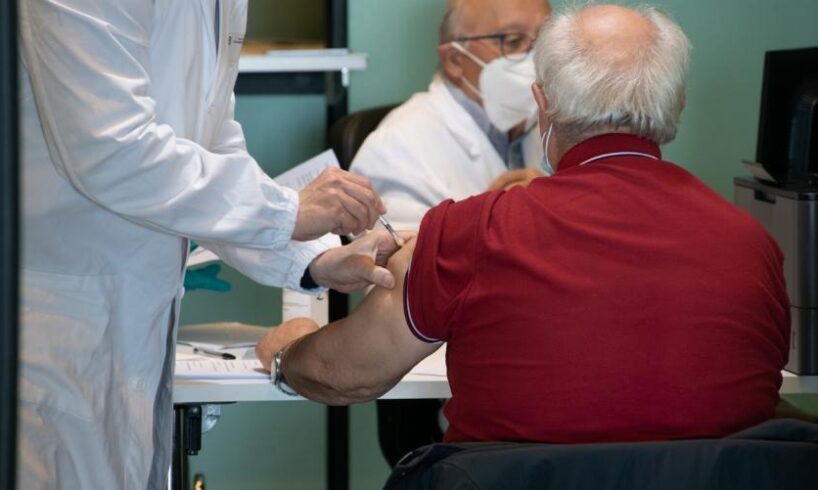 Covid, ecco quanto guadagnano i medici di base sui vaccini: 6,16 euro per ogni dose, massimo 67,76 a settimana