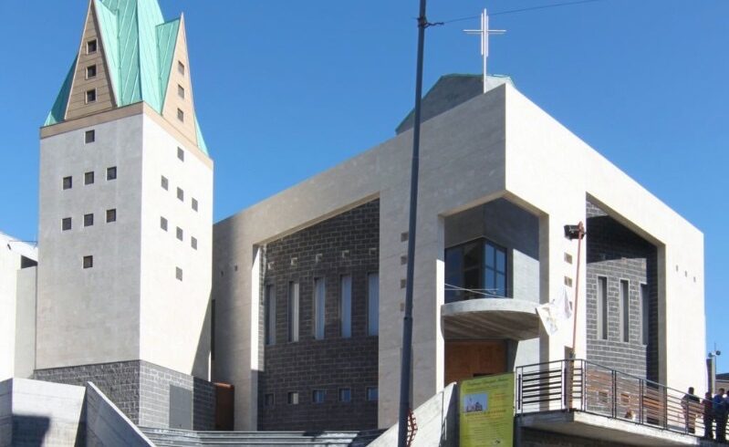 Adrano, un giovane fedele (ma non troppo) ruba un climatizzatore della chiesa di San Paolo usando un carrello della spesa