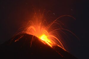 Etna, nella notte fontana di lava dal cratere di sud-est: il fenomeno è durato 45 minuti