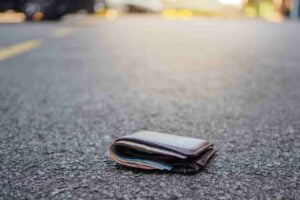 Adrano, coppia di coniugi prende portafoglio smarrito da una donna: scatta la denuncia