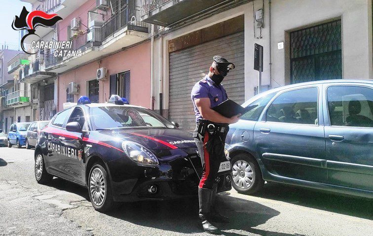 Catania, botte agli zii per ragioni economiche: 32enne arrestato in flagranza