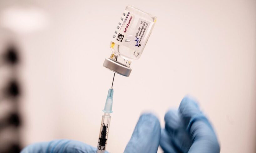 Covid, circolare Ministero: under 60 possono completare ciclo vaccinale con AstraZeneca previo consenso medico