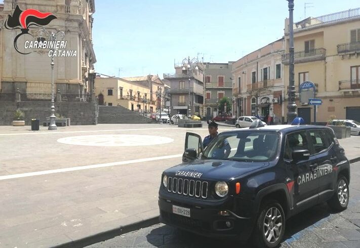 Biancavilla, 5 persone arrestate e due denunciate per la megarissa di Piazza Roma: in ospedale 3 feriti