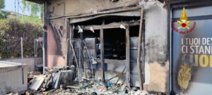 Mascalucia, incendio in un supermercato di via Alcide De Gasperi: intervento dei Vigili del Fuoco evita il peggio