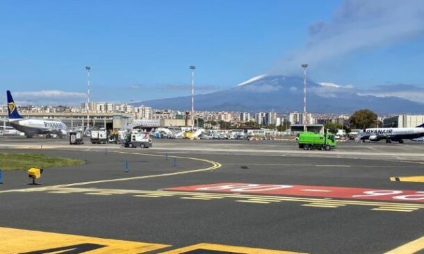 Etna, Fontanarossa torna operativo dopo la cenere di ieri: la pista è stata ripulita