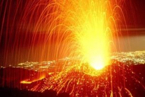 Etna, spettacolo notturno dalla fontana di lava: cade cenere a Zafferana