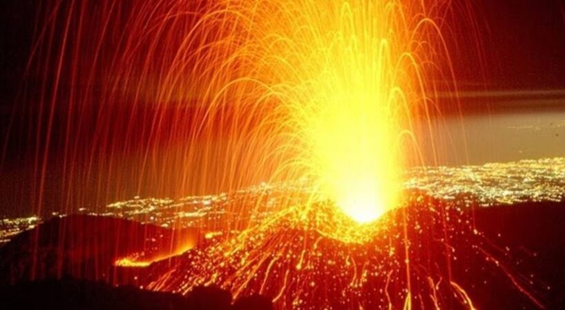 Etna, spettacolo notturno dalla fontana di lava: cade cenere a Zafferana