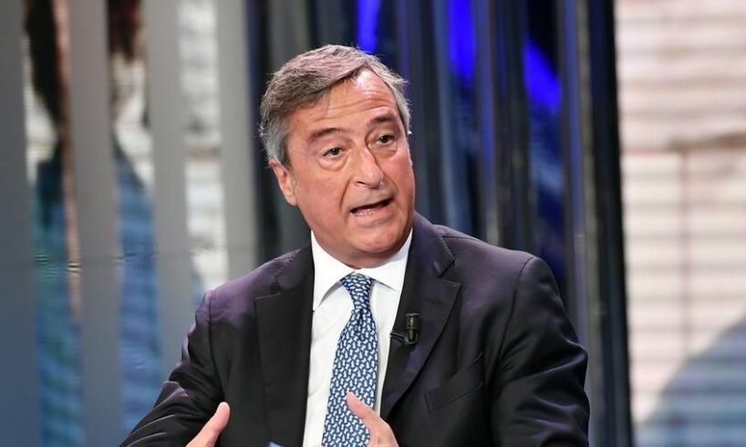 Covid, Cartabellotta: “Togliere la mascherina all’aperto se siamo vaccinati. Tenerla in situazioni particolari”