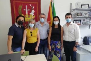 Belpasso, celebrata la Giornata mondiale del rifugiato: fiori sulle tombe di due migranti morti in naufragio