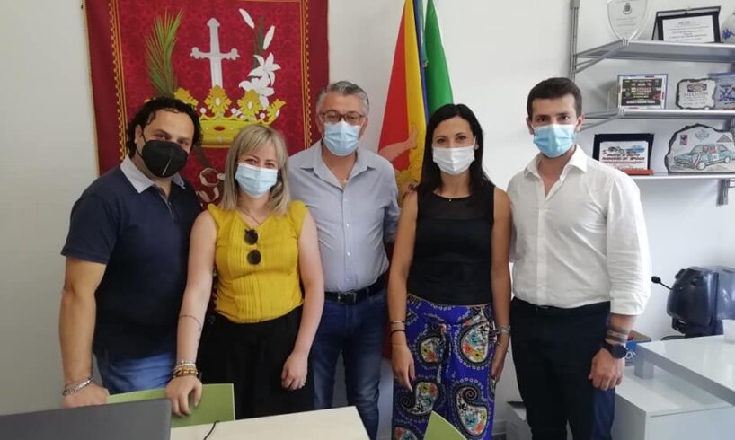 Belpasso, celebrata la Giornata mondiale del rifugiato: fiori sulle tombe di due migranti morti in naufragio