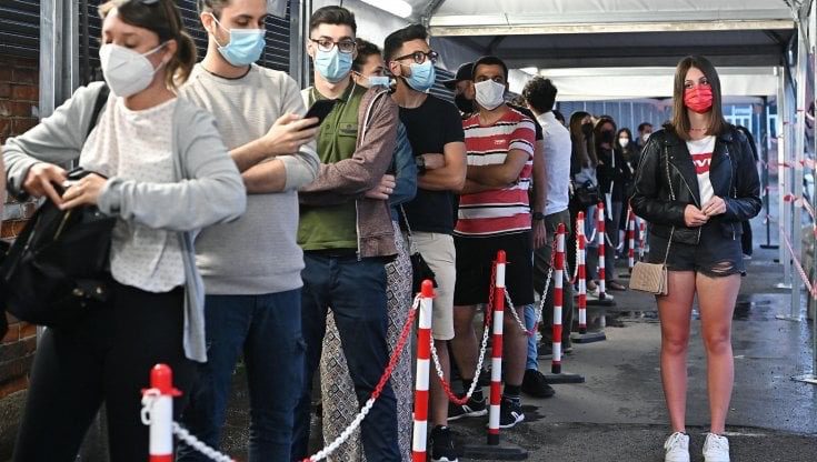 Covid, minorenne ricorre all’avvocato contro i genitori No Vax: “Voglio scegliere da solo se vaccinarmi”