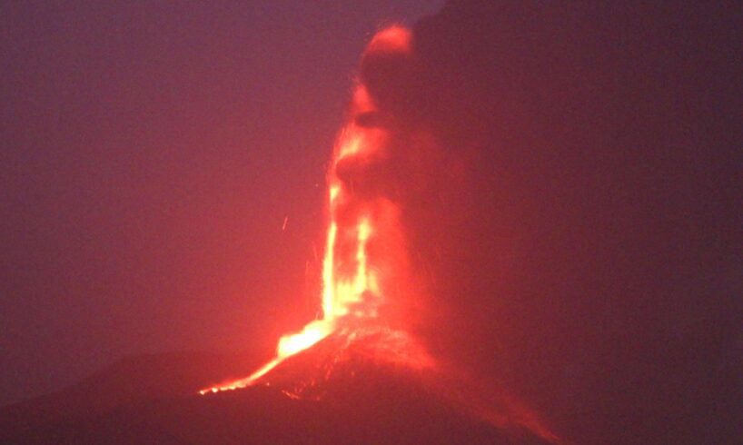 Etna, la fontana di lava dura 30 minuti: nella notte altro fenomeno parossistico