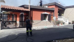 Paternò, un’altra area incolta prende fuoco: abitazioni evacuate in via Cesarea