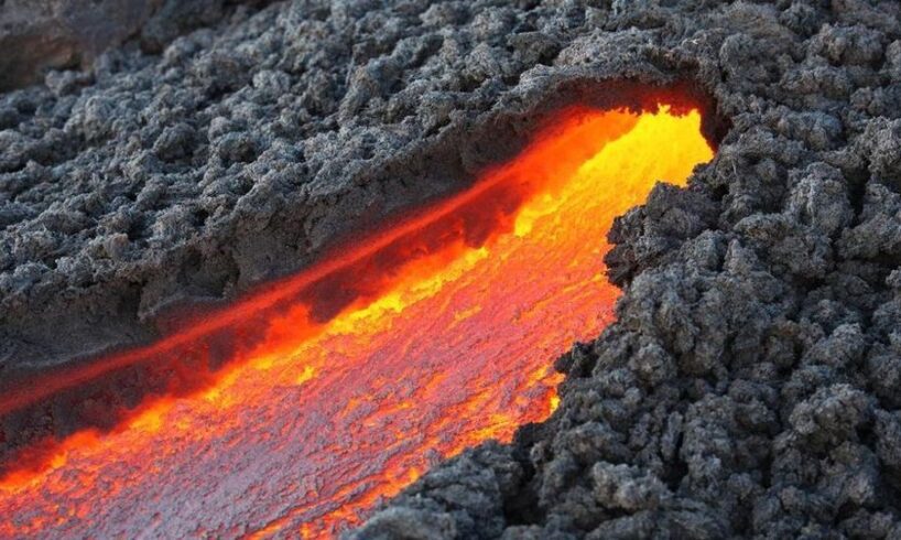 Etna, torna attiva la bocca effusiva a quota 3050 mt: flusso si dirige verso la Valle del Bove