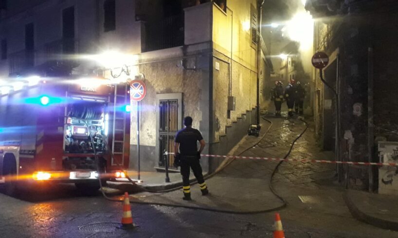 Paternò, incendio in un garage di via Nino Bixio: probabile corto circuito