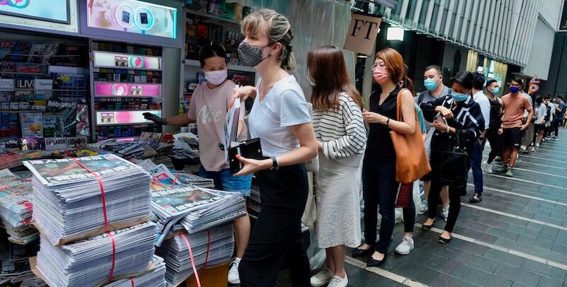 Hong Kong, in fila all’edicola per l’ultimo numero di ‘Apple Daily’: l’addio con 1 mln di copie