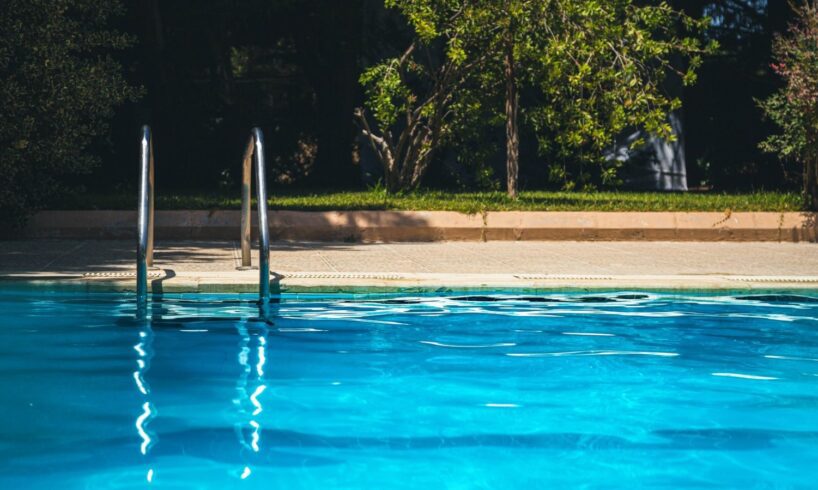Adrano, donna di 60 anni trovata morta nella piscina di casa propria: non si esclude l’ipotesi del suicidio