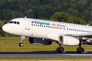 Catania, atterraggio d’emergenza per aereo in avaria: a bordo 34 poliziotti e otto migranti