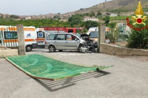 Incidenti nel Catanese: a Palagonia auto urta pilastro e fa saltare un cancello