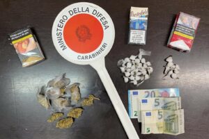 Paternò, nel garage nascondeva 57 dosi di cocaina e 10 di marijuana: 44enne arrestato