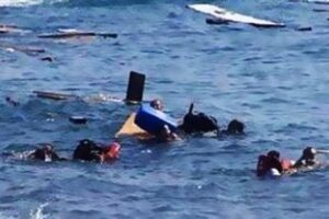 Migranti, si ribalta barcone al largo di Lampedusa: 5 morti