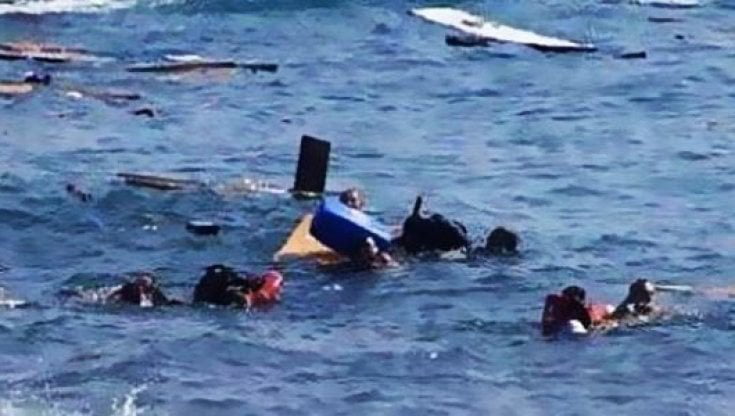 Migranti, si ribalta barcone al largo di Lampedusa: 5 morti