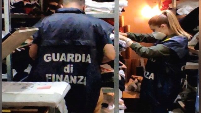 Messina, vestiti ‘firmati’ con la stamperia clandestina: 3 indagati per contraffazione