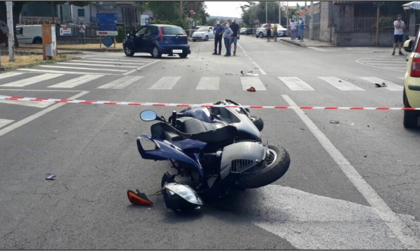 S. M. di Licodia, incidente in viale Aldo Moro: morto il 20enne a bordo dello scooter