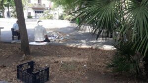 Paternò, anziani seduti accanto ai rifiuti: degrado in Piazza Carlo Alberto