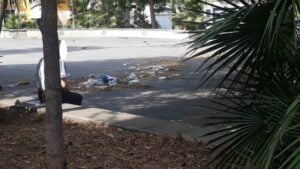 Paternò, anziani seduti accanto ai rifiuti: degrado in Piazza Carlo Alberto