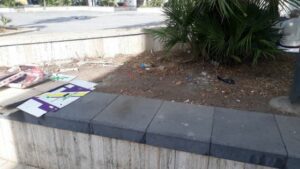 Paternò, anziani seduti accanto ai rifiuti: degrado in Piazza Carlo Alberto
