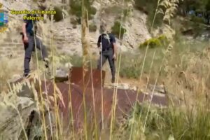 Palermo, nella discarica abusiva di Prizzi sequestrati 13 mila kg di rifiuti speciali: trovate lastre di eternit