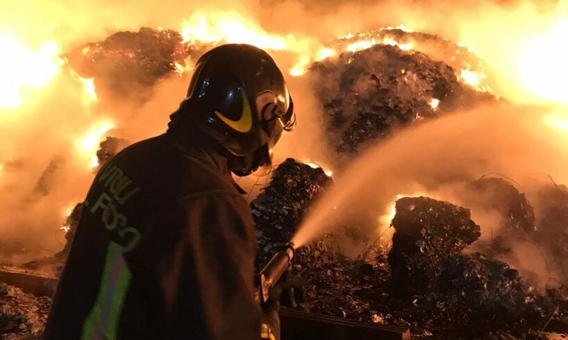 Grammichele, incendio in impianto smaltimento rifiuti: squadre dei Vigili del Fuoco al lavoro da ieri notte