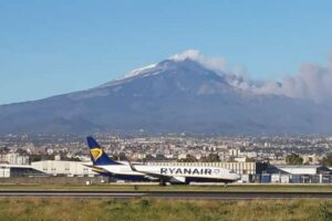 Etna, la cenere blocca l’aeroporto: in corso le operazioni di pulizia