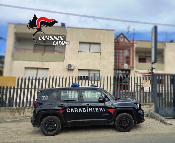 Raddusa, nucleo familiare ruba la luce in via Aldo Moro: 9 persone denunciate